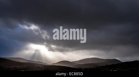 Ardara, comté de Donegal, Irlande. 10 Décembre, 2014. Une pause dans la tempête comme les arbres du soleil à travers les nuages dans le village de la côte ouest. Crédit : Richard Wayman/Alamy Live News Banque D'Images
