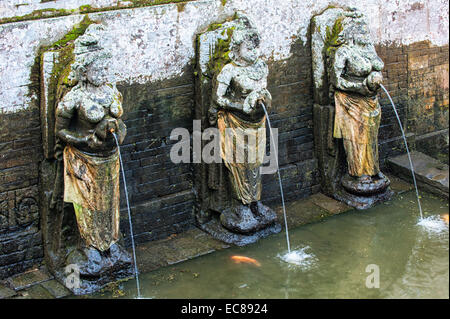 Goa Gajah Elephant Cave, statues de granit sculpté dans le bassin de baignade rituelle, Bali, Indonésie Banque D'Images