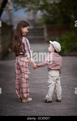 Cute boy hugging soeur et recherche Banque D'Images