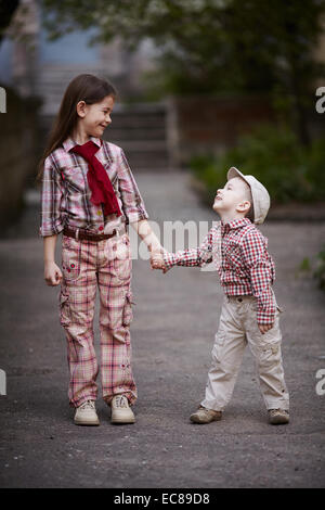 Cute boy hugging soeur et recherche Banque D'Images