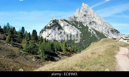 Sommet appelé Sasso di strie de Passo Falzarego - Montagnes des Dolomites Banque D'Images