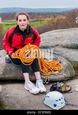 Jeune alpiniste sur Birchen Edge dans le Peak District du Derbyshire Banque D'Images
