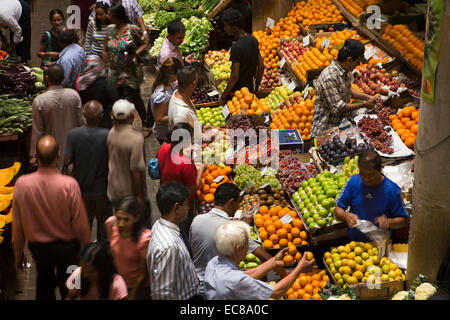 L'Ile Maurice, Port Louis, Marché Central, shoppers dans la section des fruits Banque D'Images