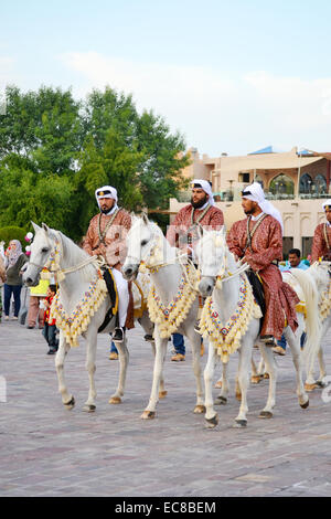 Forces qatarie effectuent des marches militaires balade à cheval à Doha, Qatar. L'événement a eu lieu le Jour national du Qatar Banque D'Images