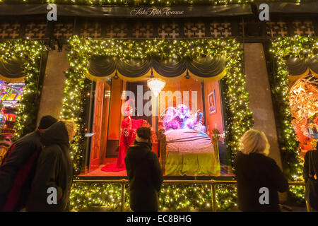 New York, USA. 09Th Dec, 2014. La foule à l'extérieur de Saks Fifth Avenue à New York voir leur monde-célèbre d'affichage fenêtre de Noël le mardi 9 décembre 2014. La baie d'Hudson, le propriétaire de la magasin éponyme, a récemment pris une hypothèque sur l'immobilier pour un montant de 1,25 milliards de dollars. Crédit : Richard Levine/Alamy Live News Banque D'Images