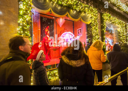 New York, USA. 09Th Dec, 2014. La foule à l'extérieur de Saks Fifth Avenue à New York voir leur monde-célèbre d'affichage fenêtre de Noël le mardi 9 décembre 2014. La baie d'Hudson, le propriétaire de la magasin éponyme, a récemment pris une hypothèque sur l'immobilier pour un montant de 1,25 milliards de dollars. Crédit : Richard Levine/Alamy Live News Banque D'Images