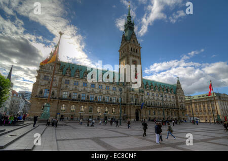 Hambourg, Allemagne - 26 SEPTEMBRE : Hôtel de ville de Hambourg en Allemagne, est représenté sur le 26 septembre 2013. Le bâtiment a été construit au 19ème c Banque D'Images