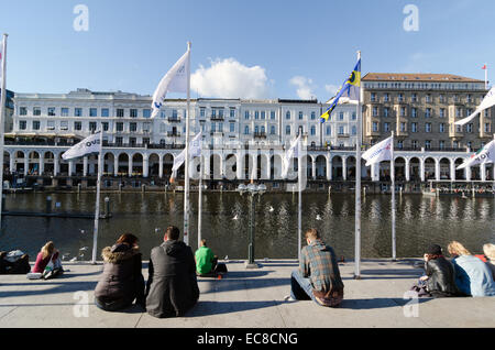 Hambourg, Allemagne - 26 SEPTEMBRE : des inconnus dans le centre historique de la ville de 'canal' Alster Kleine le 26 septembre 2013 dans Ha Banque D'Images