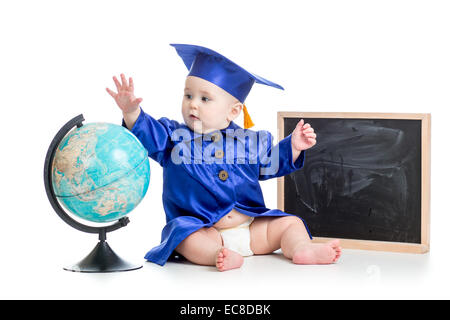 Bébé dans l'académicien vêtements avec globe at tableau isolé Banque D'Images