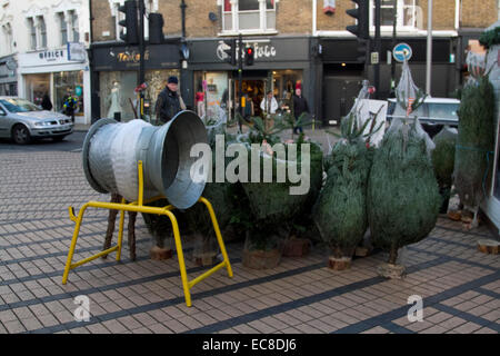 Wimbledon, Londres, Royaume-Uni. 10 décembre 2014. Les arbres de Noël sont compensés par un vendeur avant d'être vendus au public Crédit : amer ghazzal/Alamy Live News Banque D'Images