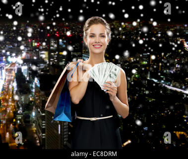 Smiling woman in dress with shopping bags Banque D'Images