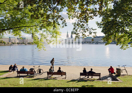 Hambourg, Allemagne - le 26 septembre : un groupe de jeunes gens assis sur des bancs au bord du lac Alster sur Septembre 26, 2013, dans Banque D'Images