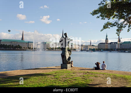 Hambourg, Allemagne - le 26 septembre : un groupe de jeunes gens assis à côté d'une sculpture au bord de lac Alster le 26 septembre Banque D'Images