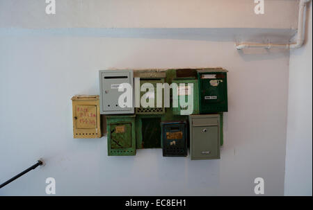 Boîtes aux lettres dans le couloir de l'immeuble communal Banque D'Images