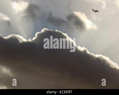 Wimbledon, Londres, Royaume-Uni. 10 décembre 2014. Météo France : un avion vole au-dessus des nuages à Londres : Crédit amer ghazzal/Alamy Live News Banque D'Images