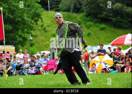 Les Canadiens autochtones au cours de danse de la fête qui a eu lieu dans un parc à London, Ontario. Banque D'Images