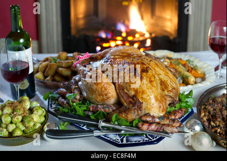 Les aliments de Noël y compris un dindon entier Banque D'Images
