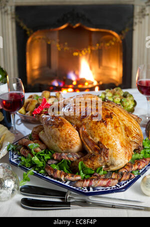 Les aliments de Noël y compris un dindon entier Banque D'Images