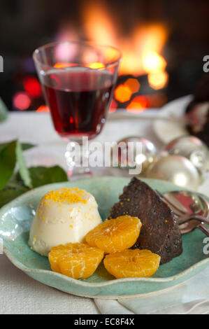 Les aliments de Noël y compris un dindon entier Banque D'Images