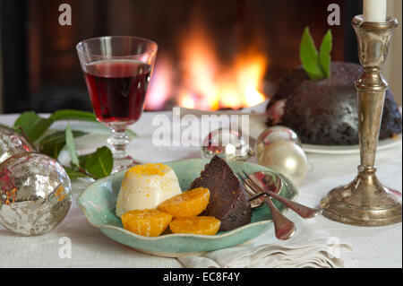 Les aliments de Noël y compris un dindon entier Banque D'Images