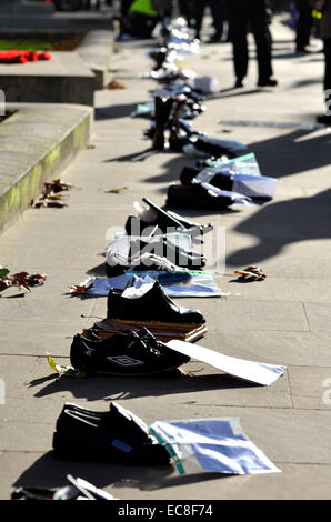 Londres, Royaume-Uni. 10 Décembre, 2014. 'Leurs traces' afficher dans Whitehall. Un événement qui a l'intention de mobiliser les familles et les personnes dans toute l'Irlande qui souhaitent suivre la vérité et la justice pour leurs proches tués et/ou blessés à la suite du conflit. Credit : PjrNews/Alamy Live News Banque D'Images