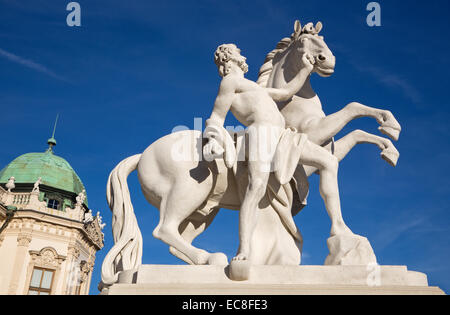 Vienne - La statue devant le palais du Belvédère supérieur sur avec le motif mythologique. Banque D'Images