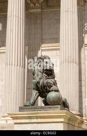 Statue de Lion à l'extérieur de l'édifice du parlement espagnol le Congreso de los Diputados Congrès des députés Madrid Espagne Banque D'Images