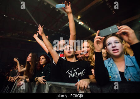 Les fans de musique profiter de concerts live / festival avec les mains en l'air Banque D'Images