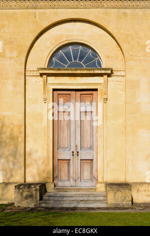 Porte avec imposte géorgien élégant à l'ancien observatoire Radcliffe Green Templeton College Oxford University Angleterre UK Banque D'Images