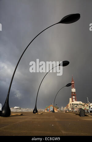 Blackpool, Lancashire, Royaume-Uni. 10 Décembre, 2014. Avec la promenade de Blackpool Tower au cours de bombe météorologique, 10.12.14. Crédit : Ian Walker/Alamy Live News Banque D'Images