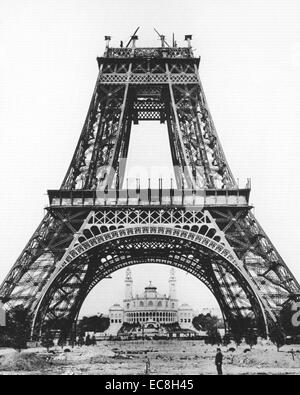 Tour Eiffel en construction en 1889 comme point d'entrée pour l'Exposition Universelle de Paris Banque D'Images