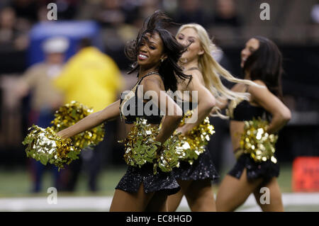 New Orleans, LA, USA. 7 Décembre, 2014. New Orleans Saints cheerleaders de divertir la foule dans un match de la NFL contre les Panthers à la Mercedes Benz Superdome le 7 décembre 2014 à la Nouvelle Orléans, Louisiane. Les Panthère défait les Saints 41-10. Margaret Bowles/CSM/Alamy Live News Banque D'Images