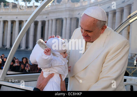 La cité du Vatican. 10 Décembre, 2014. Le pape François, l'Audience générale Place Saint Pierre : crédit facile vraiment Star/Alamy Live News Banque D'Images