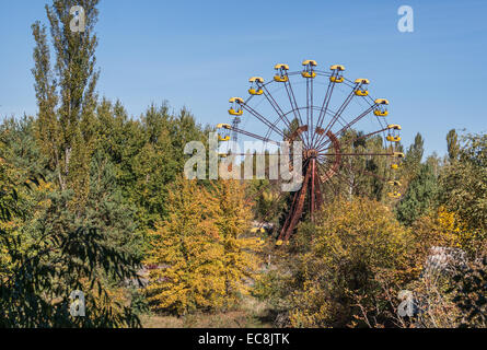 Grande roue de fête foraine du parc de la ville de Pripyat, ville abandonnée Zone d'exclusion de Tchernobyl, l'Ukraine Banque D'Images