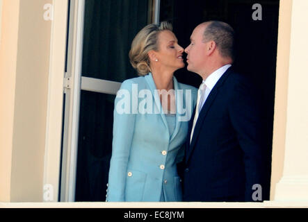 Baiser de la couple nouveau Prince Albert II de Monaco et son épouse Charlene à une fenêtre du Palais du Prince de Monaco, 01 juillet 2011, après leur cérémonie de mariage civil. La cérémonie a eu lieu dans la salle du trône du Palais du Prince. Photo : Frank May dpa Banque D'Images