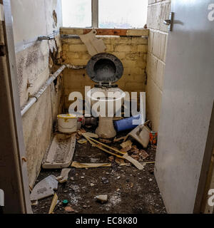 Ancienne filature de coton du Lancashire désaffectées dans un état de délabrement avec beaucoup de débris sur la surface de plancher avec toilettes cassées en zone spooky Banque D'Images