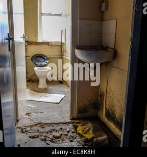 Ancienne filature de coton du Lancashire désaffectées dans un état de délabrement avec beaucoup de débris sur la surface de plancher avec toilettes cassées en zone spooky Banque D'Images