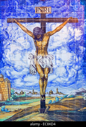Séville - La Crucifixion en céramique sur la façade de l'église Iglesia de la Anunciacion au crépuscule par Antonio Kierman (1949) Banque D'Images
