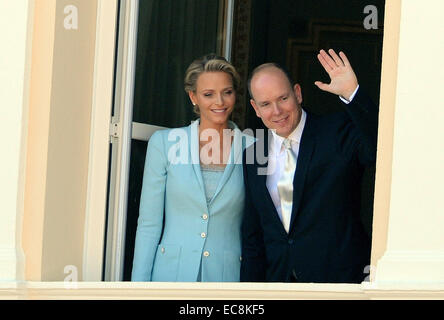 Les nouveaux mariés Prince Albert II de Monaco et son épouse Charlene à une fenêtre du Palais du Prince de Monaco, 01 juillet 2011, après leur cérémonie de mariage civil. La cérémonie a eu lieu dans la salle du trône du Palais du Prince. Photo : Frank May dpa (c) afp - Bildfunk Banque D'Images