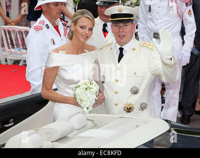 Le Prince Albert II et la Princesse Charlene partir après le mariage religieux dans le Palais du Prince de Monaco, 02 juillet 2011. La cérémonie a eu lieu dans la cour d'Honneur du Palais Princier. Photo : Albert Nieboer Banque D'Images