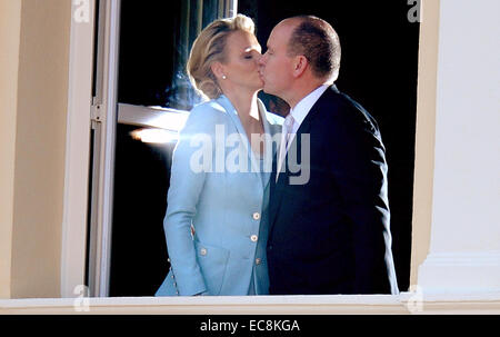 Baiser de la couple nouveau Prince Albert II de Monaco et son épouse Charlene à une fenêtre du Palais du Prince de Monaco, 01 juillet 2011, après leur cérémonie de mariage civil. La cérémonie a eu lieu dans la salle du trône du Palais du Prince. Photo : Frank May dpa (c) afp - Bildfunk Banque D'Images