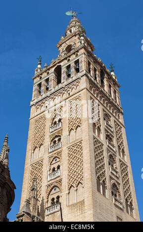 - Séville Giralda Cathédrale de Santa Maria de la Sede décoré de motifs de style mudéjar. Banque D'Images