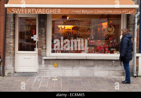 Femme regardant une chocolaterie ou chocolat vitrine, Bruges, Belgique, Europe Banque D'Images