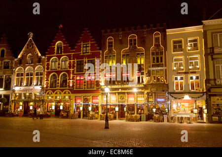 Les restaurants et les cafés de la Place du Marché (Markt ) la nuit, Bruges, Belgique, Europe Banque D'Images