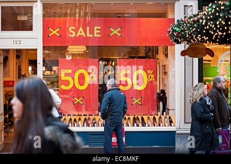 Noël birmingham marché allemand 8 décembre 2014 l'un des plus importants à l'extérieur de l'Allemagne les gens boire et manger shopping Banque D'Images