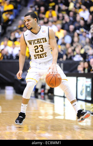 Wichita, Kansas, États-Unis. 09Th Dec, 2014. Wichita State Shockers guard Fred VanVleet (23) s'occupe de la balle pendant le jeu de basket-ball de NCAA entre les pirates et les Seton Hall Wichita State Shockers à Charles Koch Arena de Wichita, Kansas. Kendall Shaw/CSM/Alamy Live News Banque D'Images