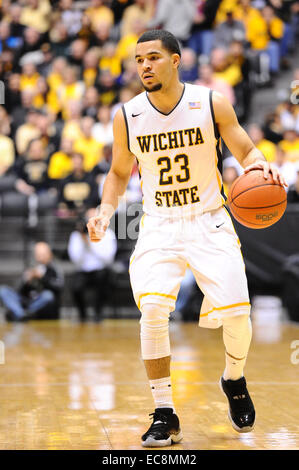 Wichita, Kansas, États-Unis. 09Th Dec, 2014. Wichita State Shockers guard Fred VanVleet (23) s'occupe de la balle pendant le jeu de basket-ball de NCAA entre les pirates et les Seton Hall Wichita State Shockers à Charles Koch Arena de Wichita, Kansas. Kendall Shaw/CSM/Alamy Live News Banque D'Images