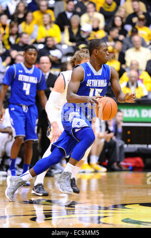 Wichita, Kansas, États-Unis. 09Th Dec, 2014. La Seton Hall Pirates guard Ésaïe Whitehead (15) s'occupe de la balle pendant le jeu de basket-ball de NCAA entre les pirates et les Seton Hall Wichita State Shockers à Charles Koch Arena de Wichita, Kansas. Kendall Shaw/CSM/Alamy Live News Banque D'Images