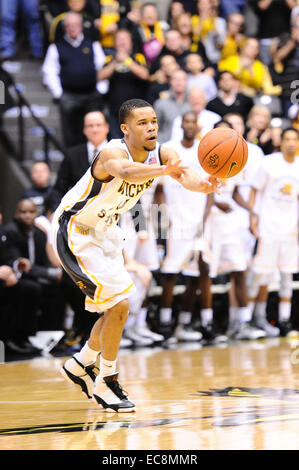 Wichita, Kansas, États-Unis. 09Th Dec, 2014. Wichita State Shockers Ria garde'n Holland (10) passe le ballon au cours de la jeu de basket-ball de NCAA entre les pirates et les Seton Hall Wichita State Shockers à Charles Koch Arena de Wichita, Kansas. Kendall Shaw/CSM/Alamy Live News Banque D'Images