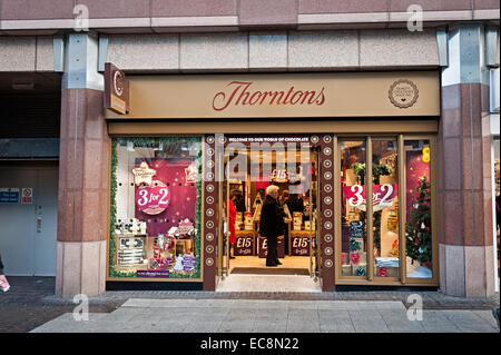 Birmingham shopping de Noël et marché allemand 8 décembre 2014 Thornton's chocolate shop high street Birmingham Banque D'Images